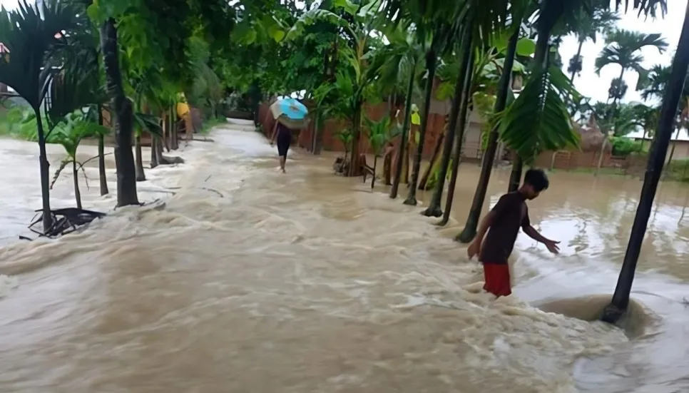 Torrential rainfall strands 300 tourists in Rangamati