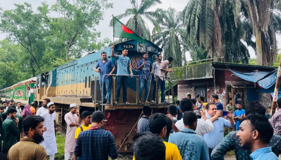 5 km tailback as students block Dhaka-Ctg highway