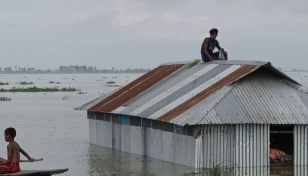 Flood crisis deepens in Kurigram, 1.5 lakh stranded