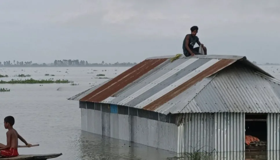 Flood crisis deepens in Kurigram, 1.5 lakh stranded