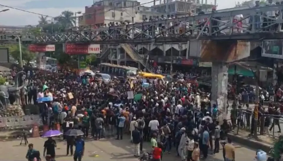 Students block Science Lab intersection