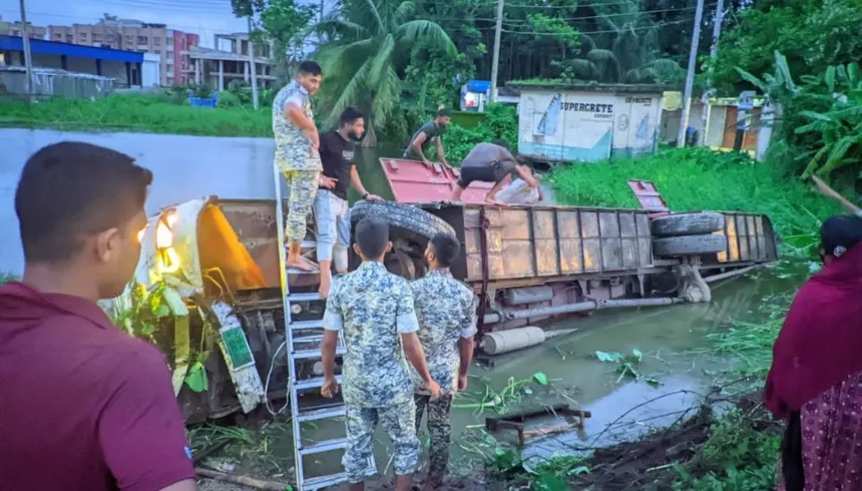 Bus overturns in Sylhet, 25 passengers escape serious injury