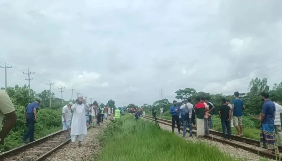 5 crushed under wheels of train in Narsingdi