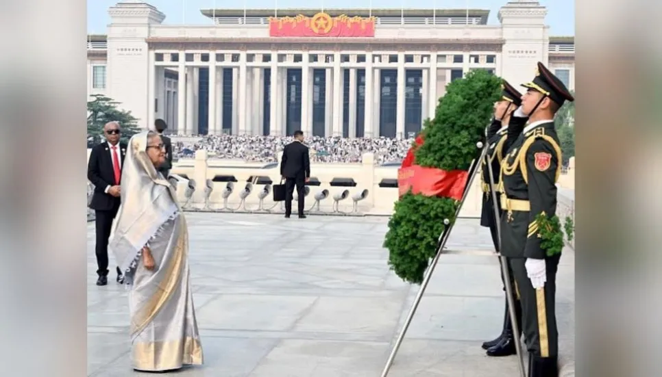 PM pays homage at Tiananmen Square
