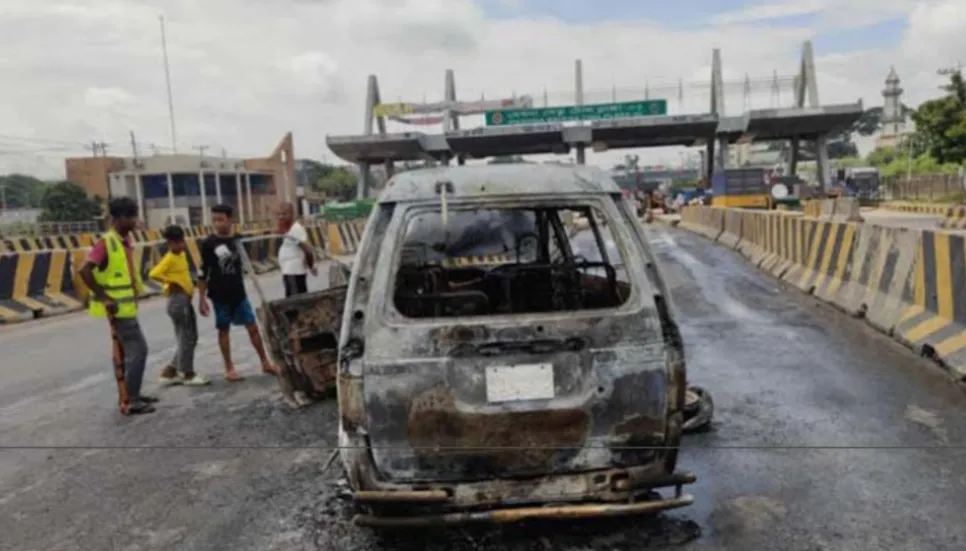 5 burnt as microbus catches fire in Narayanganj