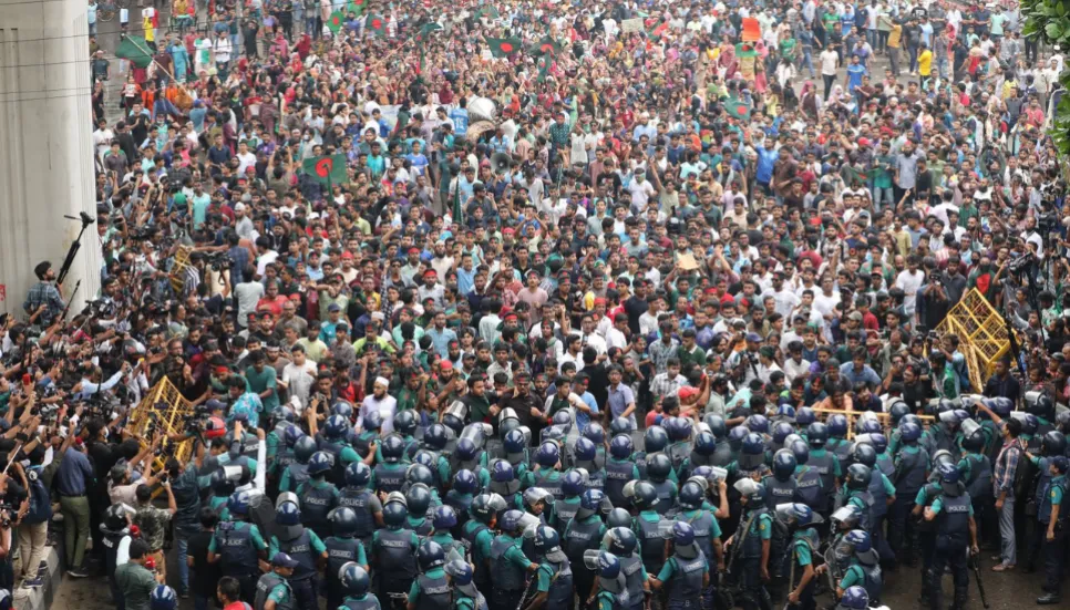 Protesters start blockade in Dhaka amid police warning