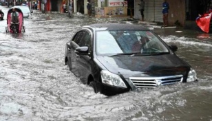 Heavy rainfall waterlogs Dhaka, commuters suffer
