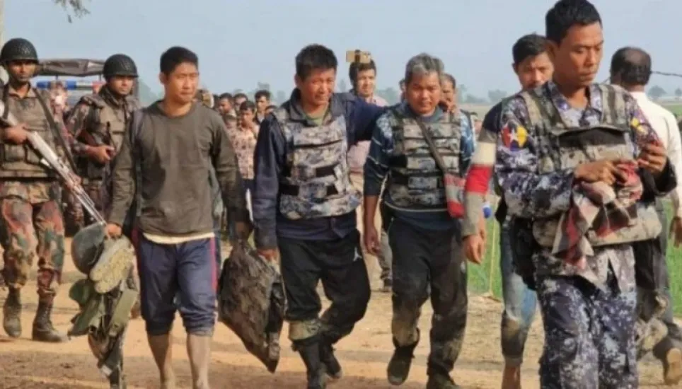 Over a hundred Myanmar soldiers flee into Teknaf