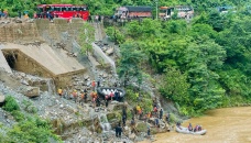Nepal's rescuers recover 7 bodies after landslide swept 2 buses