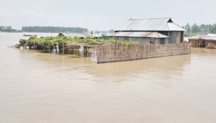 People of six upazilas trapped in water