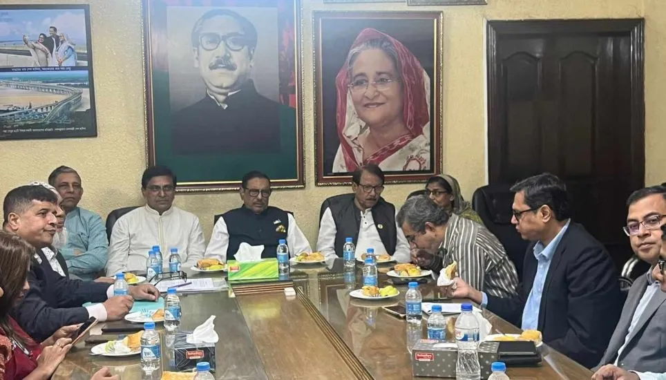 Univ teachers' delegation meets Quader