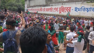 Students march towards Bangabhaban defying police