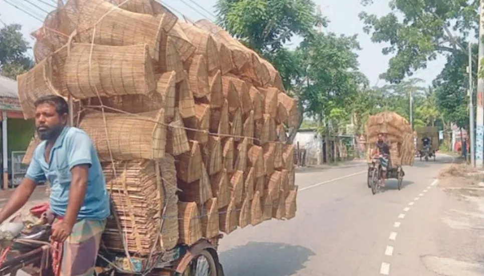 Fishing trap artisans passing busy time in Jhalakathi