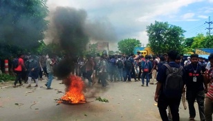 Students block Dhaka-Chittagong highway, railway 