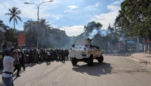 Police hurl tear shells, sound grenades at DU coffin procession