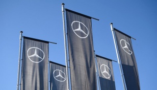 Mercedes profit plunges on weaker sales