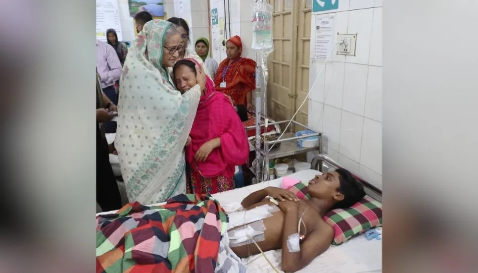 PM visits DMCH to see injured people in recent mayhem