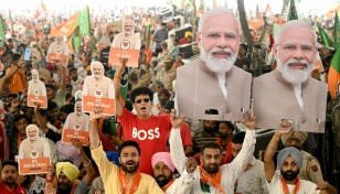 Modi eyes election victory, top opponent back behind bars
