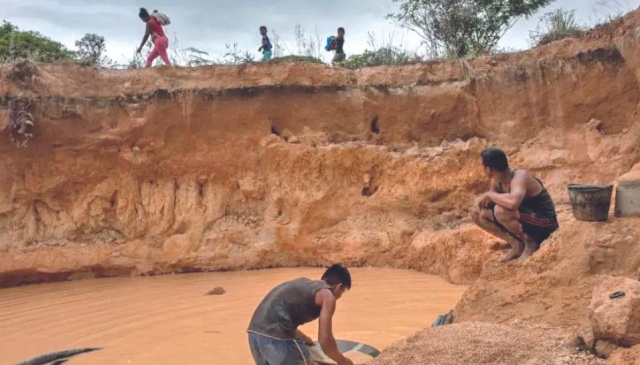 Venezuela signs gold deal with Turkey in region hit by illegal mines