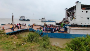 Heavy crowds but smooth Eid travel at Paturia Ghat