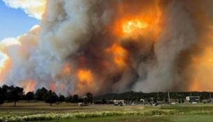 Thousands evacuated as wildfires ravage New Mexico