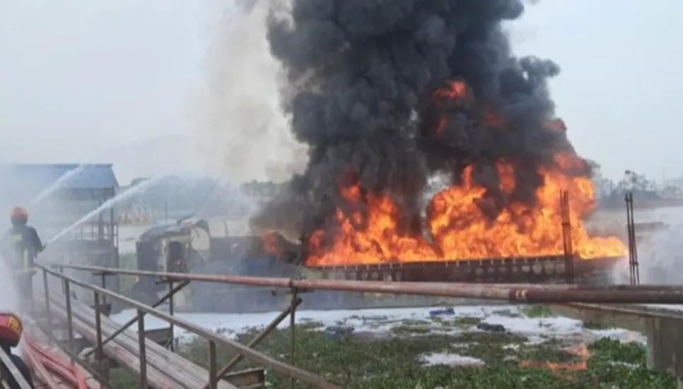 Fire on oil-carrying vessel in Buriganga: Man’s body recovered