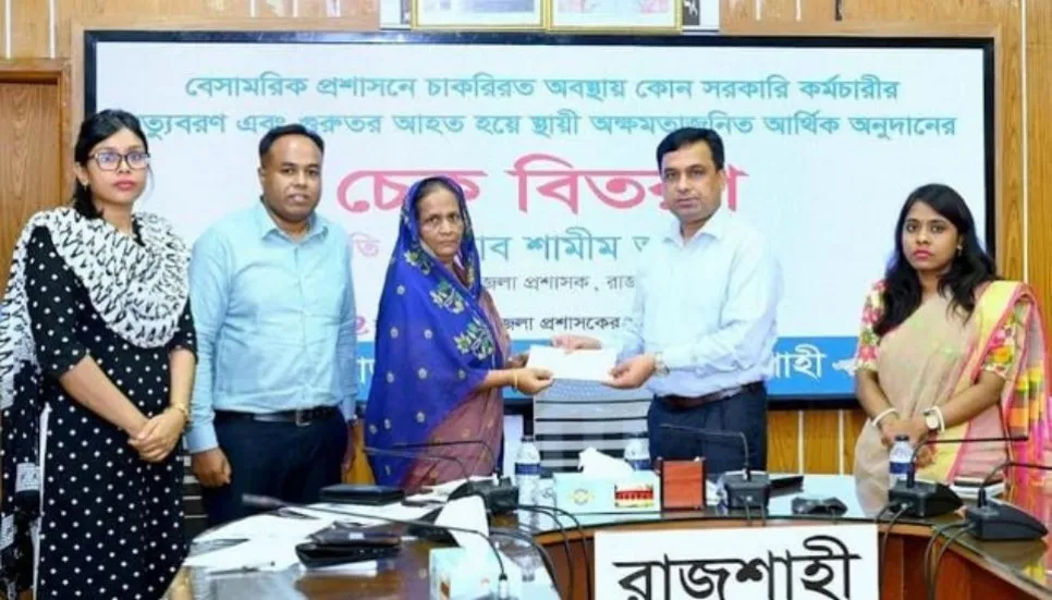 31 govt staff families get grants in Rajshahi