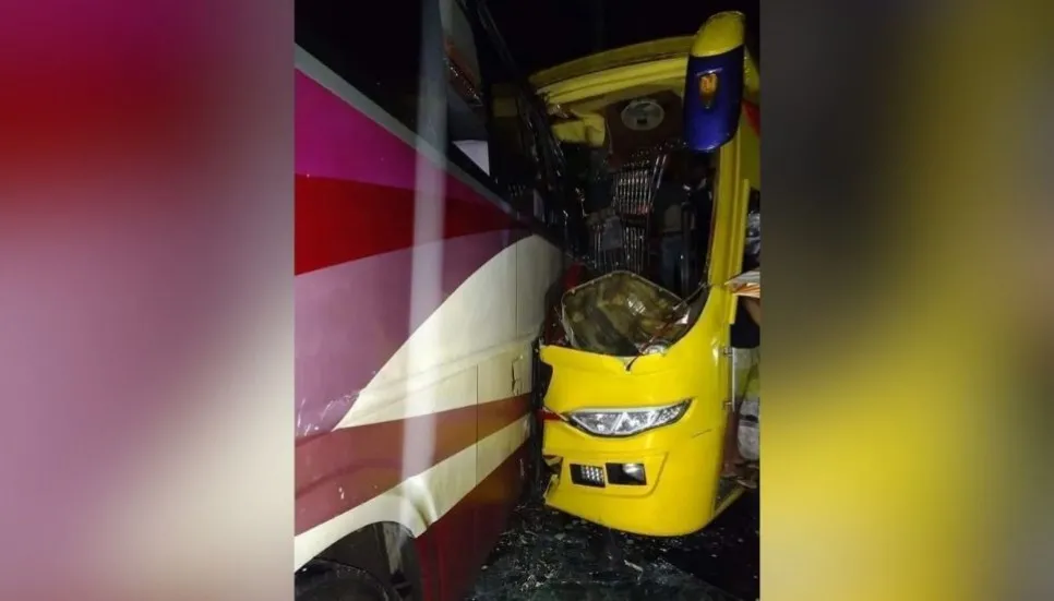Head on collision bus accident: 2 dead, 12 injured