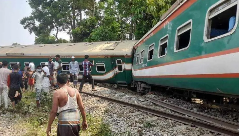 Dhaka-Ctg rail link snaps as train derails in Cumilla