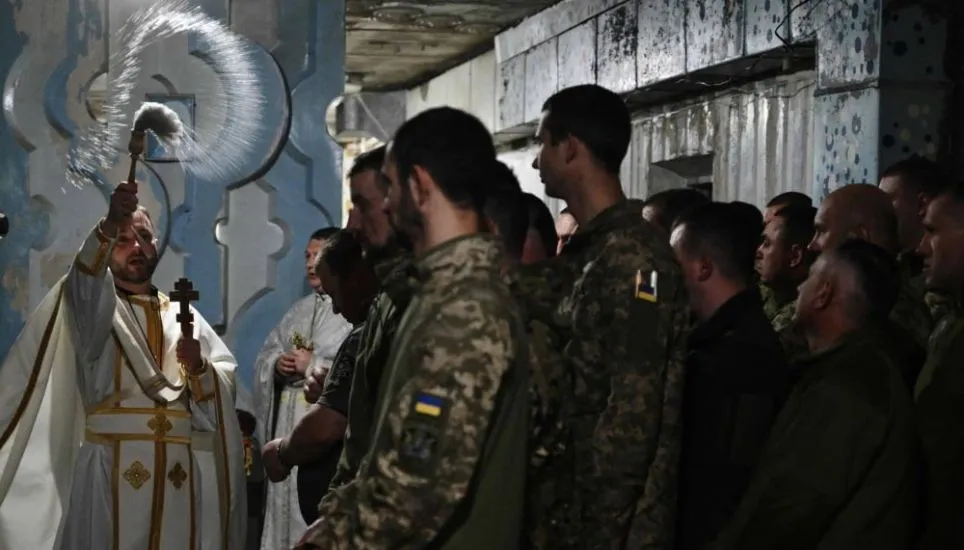 Ukraine soldiers mark Easter on the front line