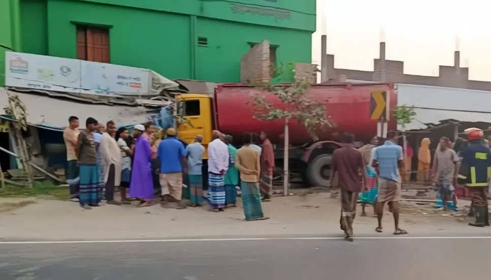 Tank lorry ploughs into shop, kills 2 in Dinajpur