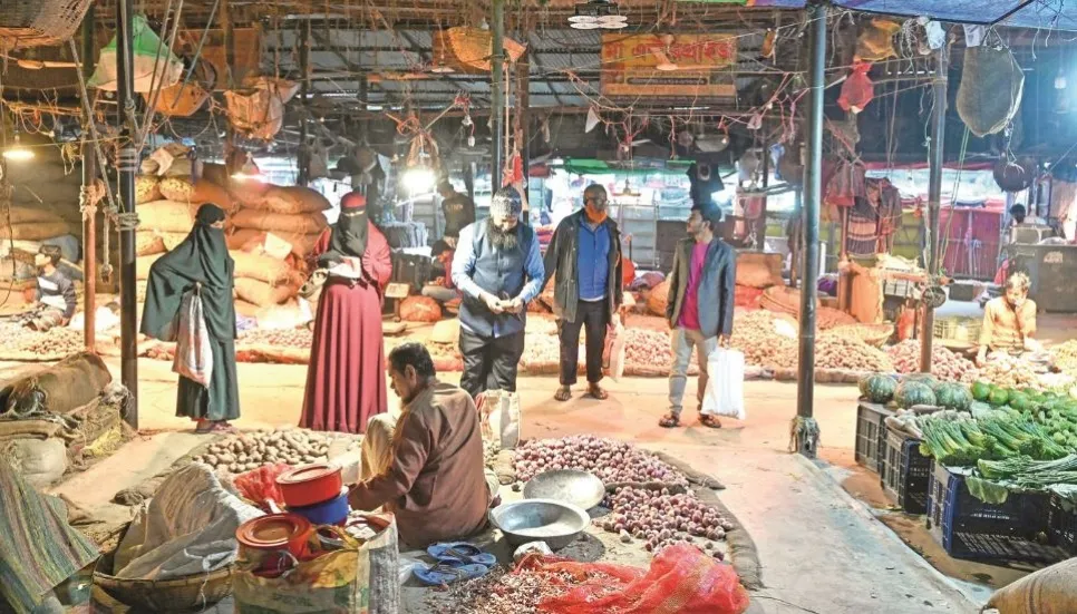 Seasonal hoarders exploit potato-onion shortage