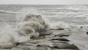 Thousands flee as Cyclone Remal barrels towards country