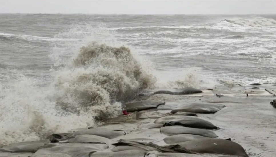 Thousands flee as Cyclone Remal barrels towards country