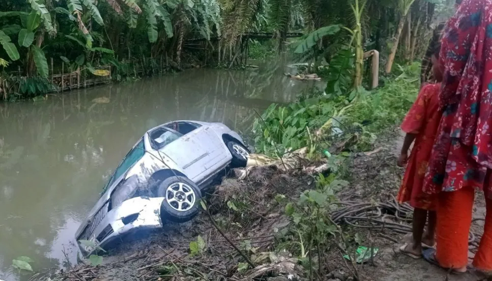 8 die in private car crash in Pirojpur: Police