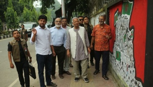 Dr Yunus visits graffities drawn by revolutionaries at DU