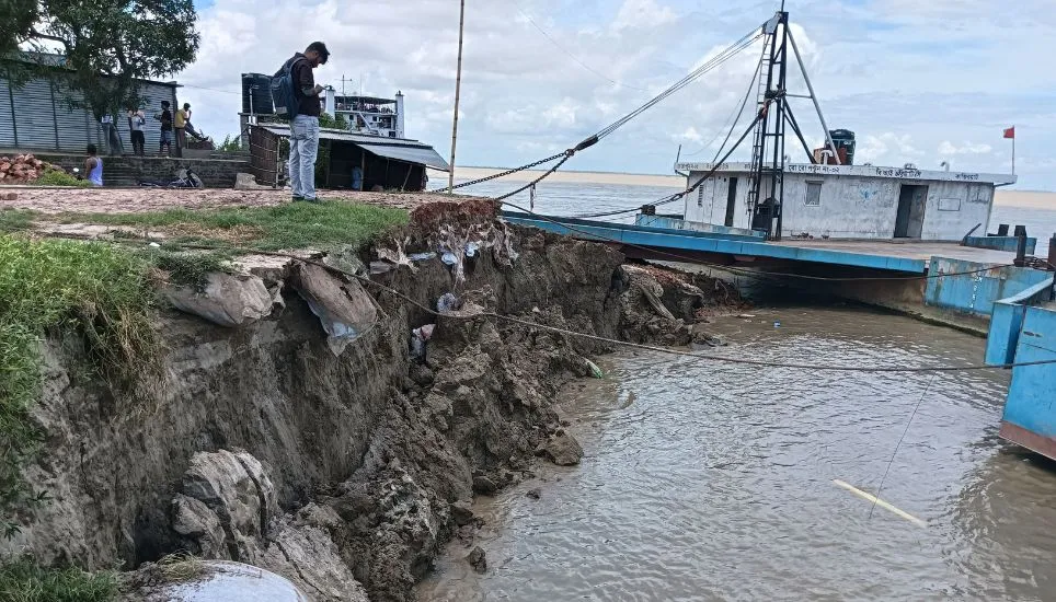 River erosion halts ferry movement at Daulatdia terminal