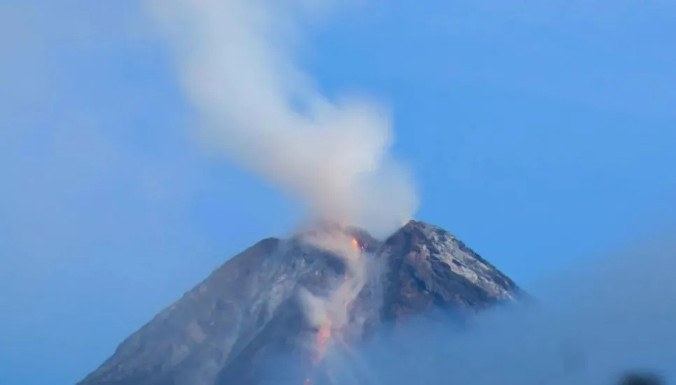 Hundreds flee after Philippine volcano warning