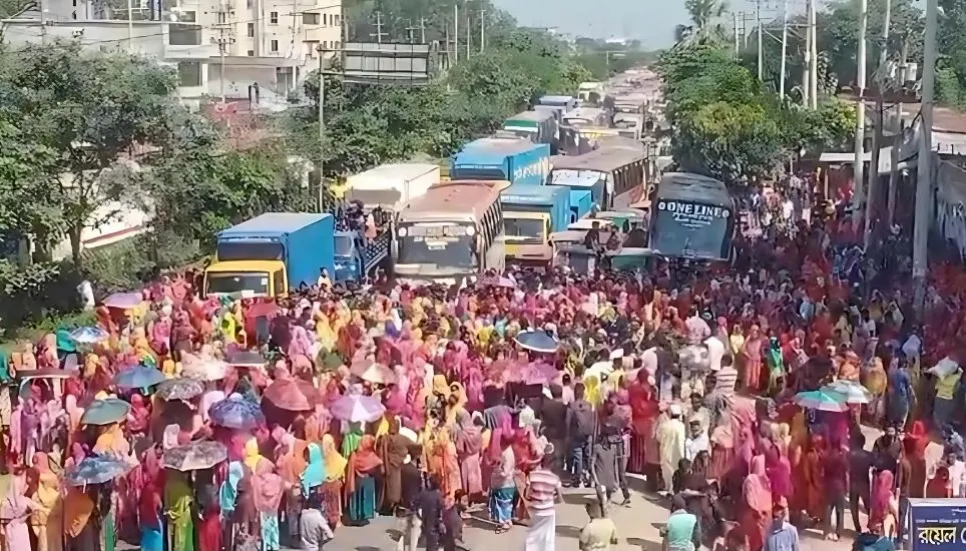 Again garment workers block Dhaka-Mymensingh highway