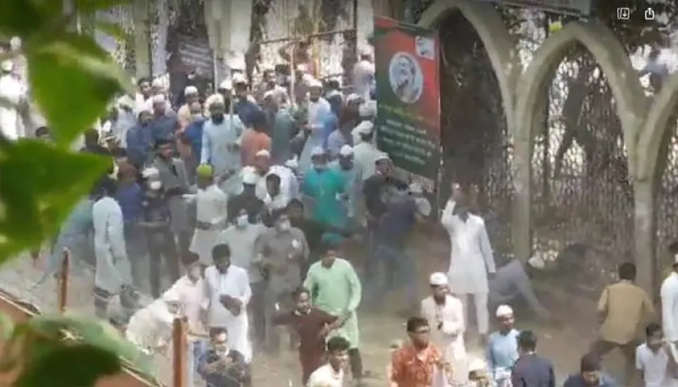 Anti-Modi protesters clash with cops in Baitul Mukarram area