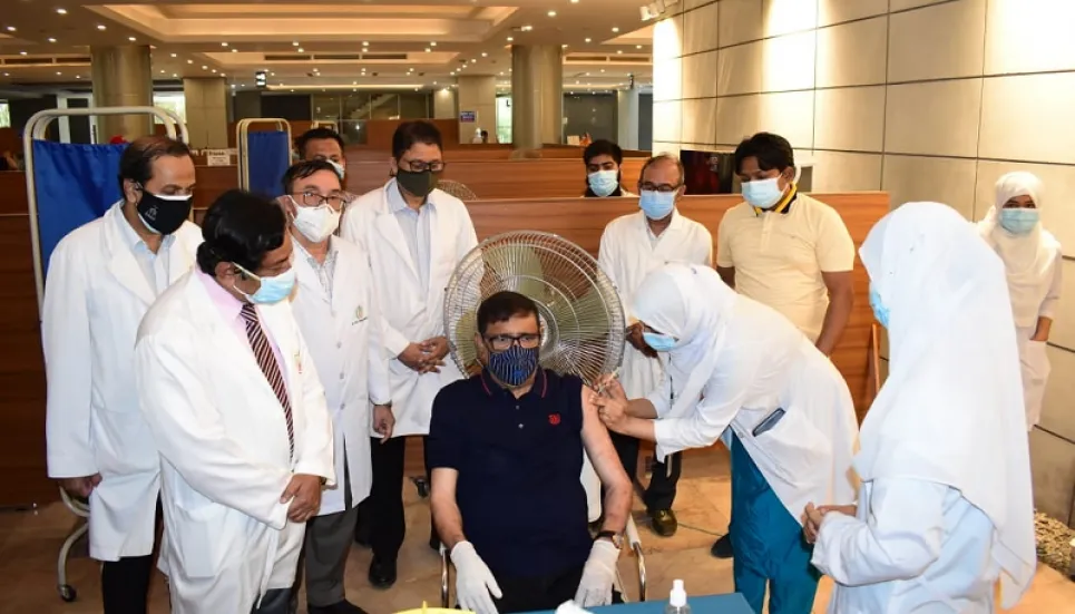 Obaidul Quader takes Covid-19 vaccine