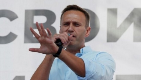 Russia Navalny: Poisoned opposition leader flying home